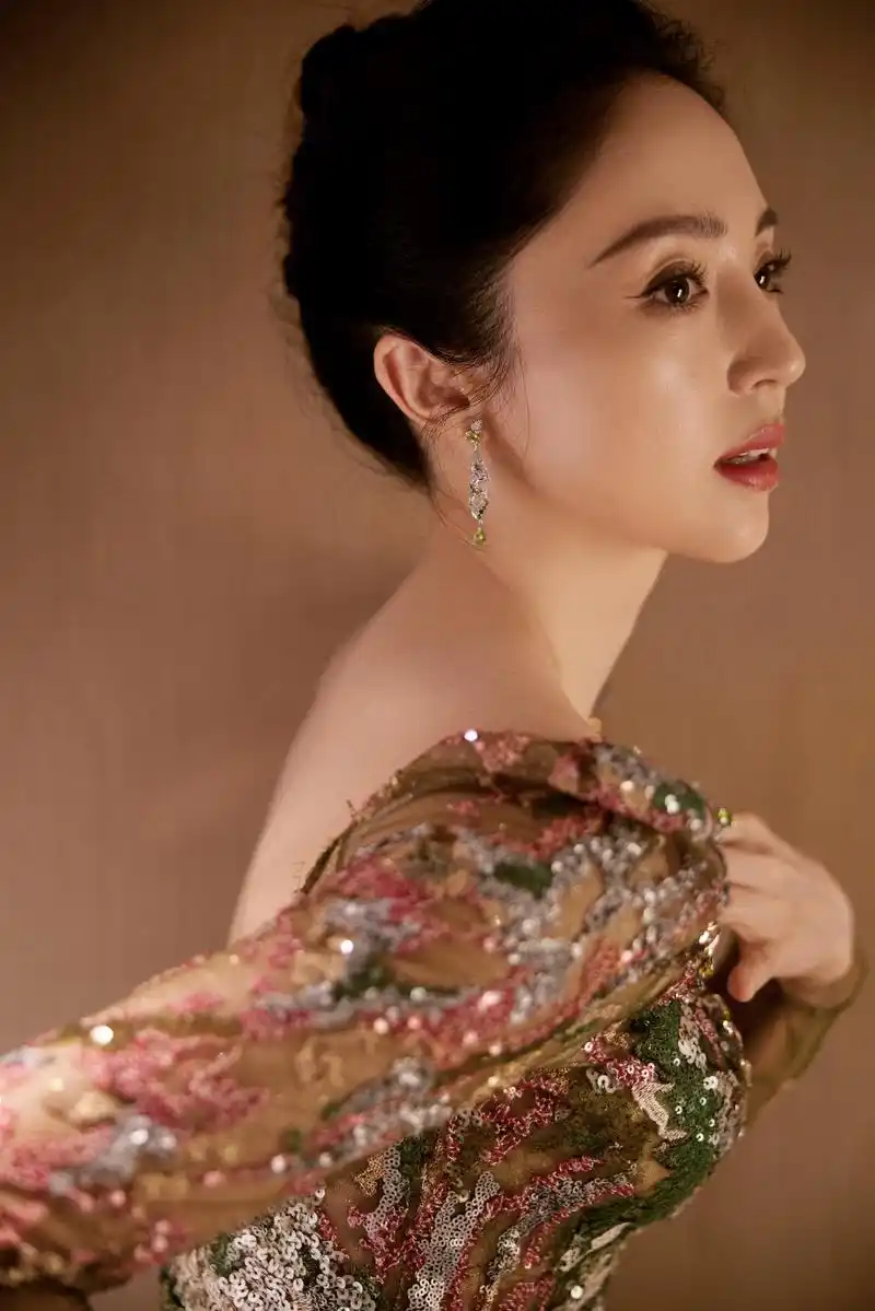 董璇绝美橄榄石气质搭配98.#董璇 in #cigalong - 抖音