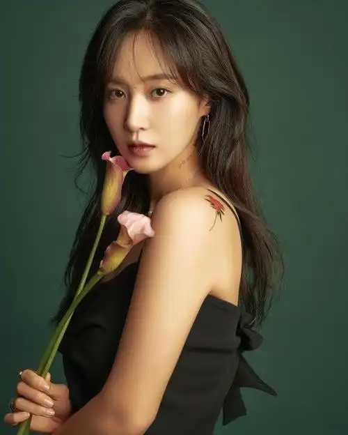 少女时代权俞利发照 贴纸纹身与队友同款