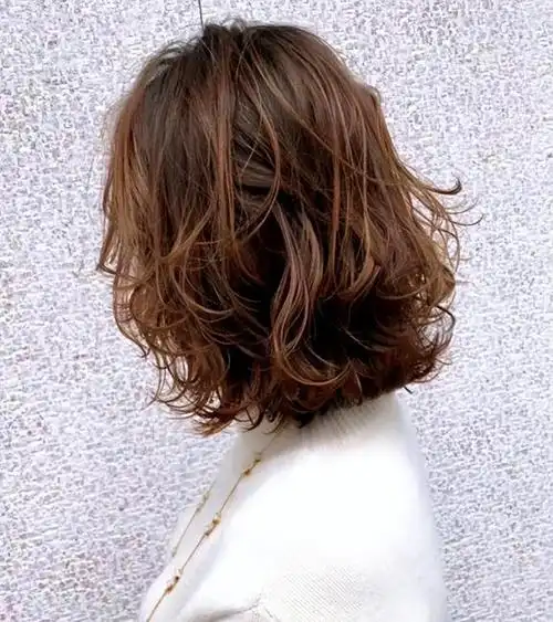 发型决定气质!女人一旦过了40岁,试试这几款烫发,减龄又好看