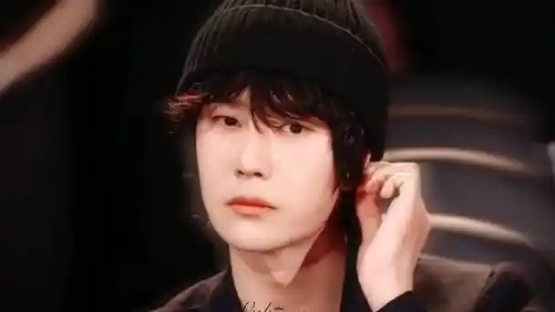 抿嘴,勾唇他是懂怎样拿捏我们的#王一博#王一博奶瓶管家的微博视频