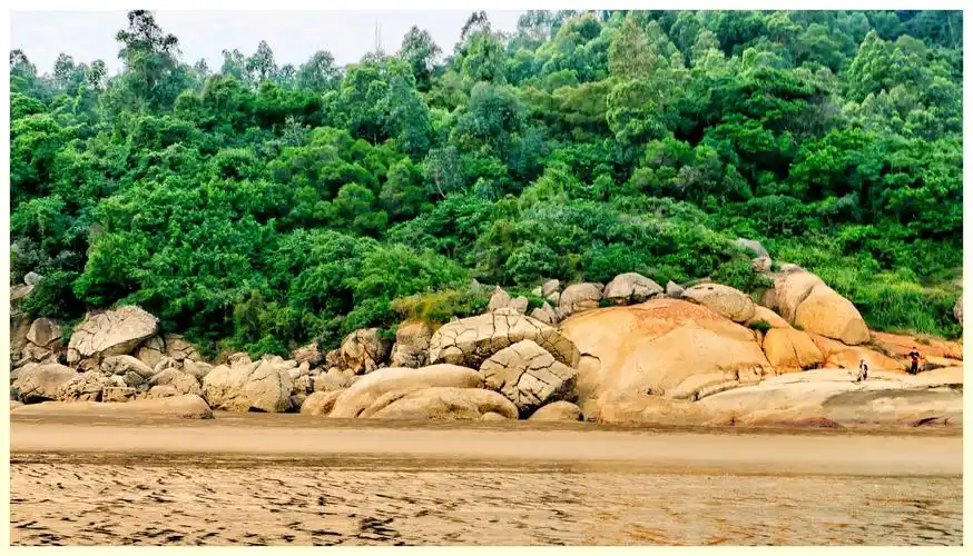 珠海市西区三灶横石基浅水滩是个摄影的好地方,天然礁石及浅水的海滩