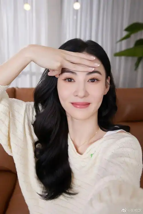 6741岁张柏芝晒三指发际线,这发量赢了多少00后?_凤凰网时尚_凤凰网