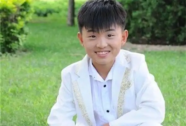 郑伟饰演童年徐剑锋,晏阳养父邻居家的孩子,从小和晏阳是好朋友,曾