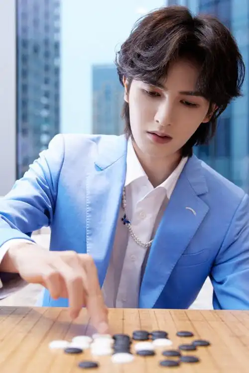 theo-朱正廷蓝色西装加身,给炎炎夏日带来别致清爽,尽显温柔