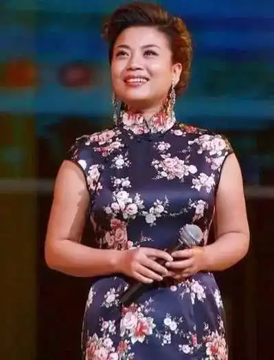 连续上春晚23次,身高仅一米五却是旗袍女神,婚姻成她一生遗憾_张也