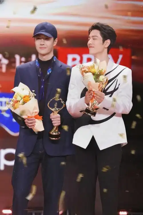 同是逆袭顶流王一博和肖战资源对比差距一目了然