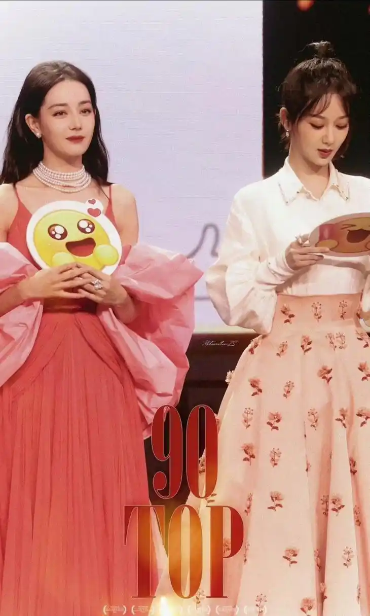 迪丽热巴和杨紫同框,热巴仪态好佳