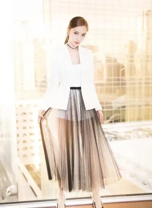 angelababy最新穿搭白色卫衣搭配双马尾青春活力十足