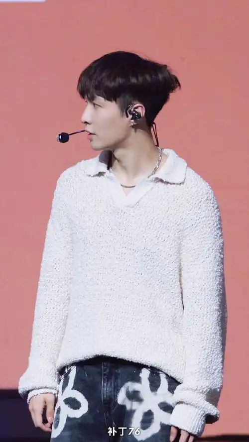 张艺兴独特的比心方式00@张艺兴视频这里补丁76宝宝的头发好可爱 像