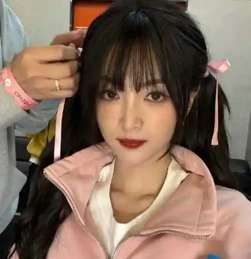 吴宣仪却表现出一副不解的样子,澄清自己并没有男朋友,所谓的男友其实