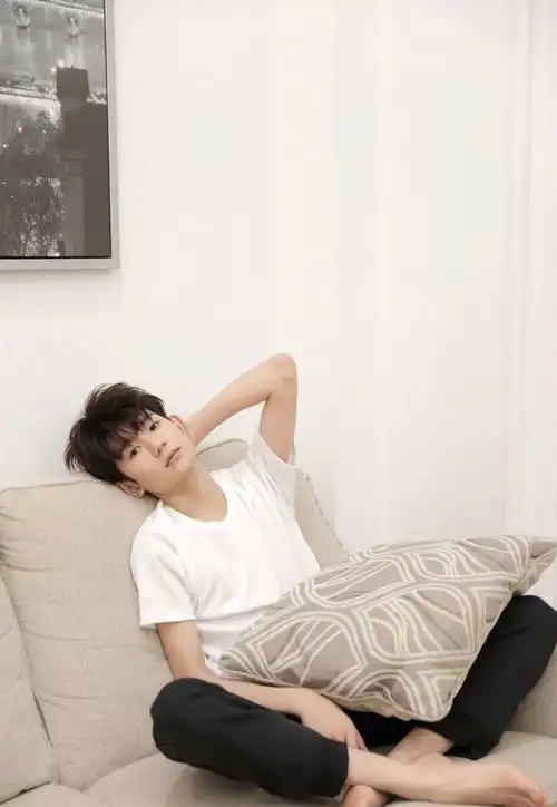 王源拍杂志摆pose时有一个标志性动作,这跟他脚大有关_网易订阅