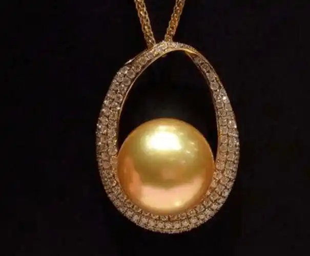 目前世界上金珍珠产量极少,一般情况下金色珍珠与南洋珍珠共生或半生