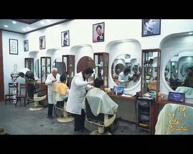 早在80年代,他的烫发技术,就已经征服了扬州的美女们.