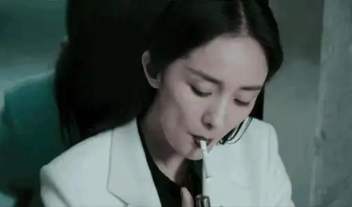 看女明星的抽烟动作,有的一看就是老烟枪,有的就是来搞笑的