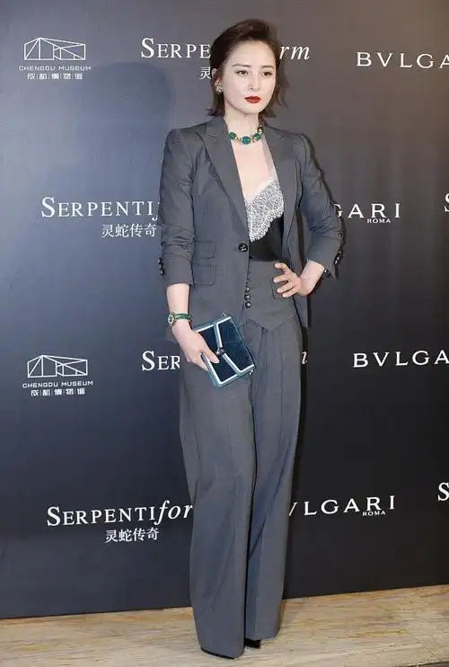 封面44岁蒋勤勤美得好高调西服外套内搭深v吊带高级又不失女