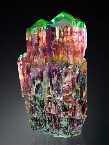 今天让我们一起来看一看宝石的原石是什么样的.