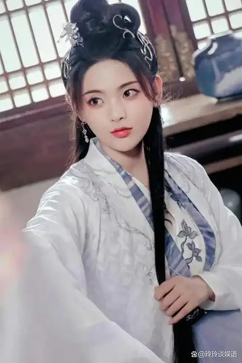 杨超越的处境有多尴尬?想冲击一线明星阵容,却没拿得出手的实力