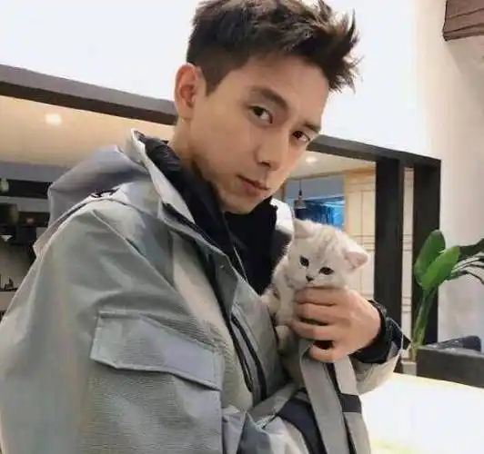 我们所见到的李现都是荧幕上的他,但是现实中的李现,估计很多人都是没