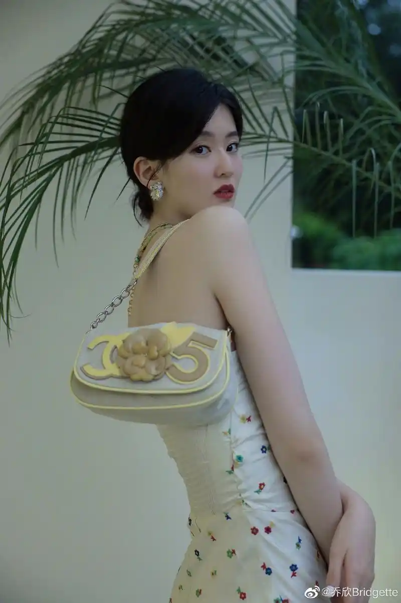 乔欣晒美照 穿碎花抹胸裙秀迷人曲线