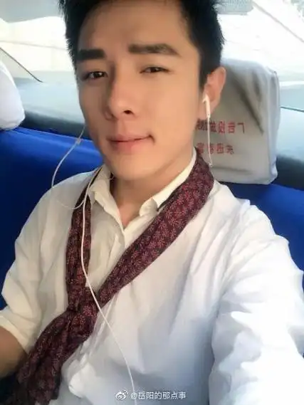 李佳琦否认整容