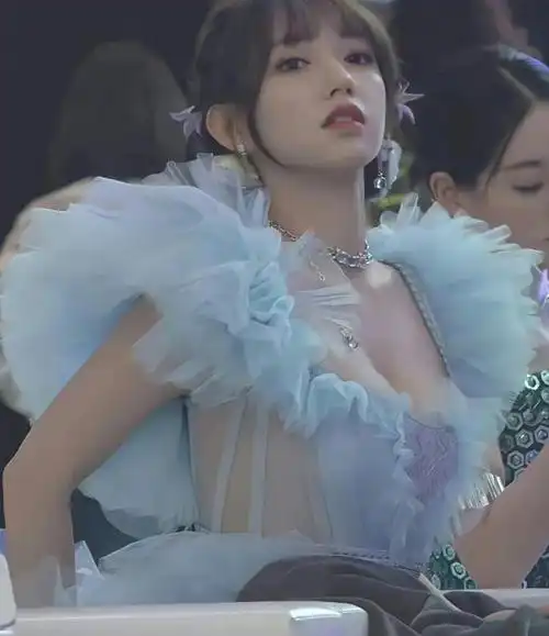 有一种"发育过猛"叫程潇,长腿嫩足太吸睛,泳衣性感不愧是奶潇