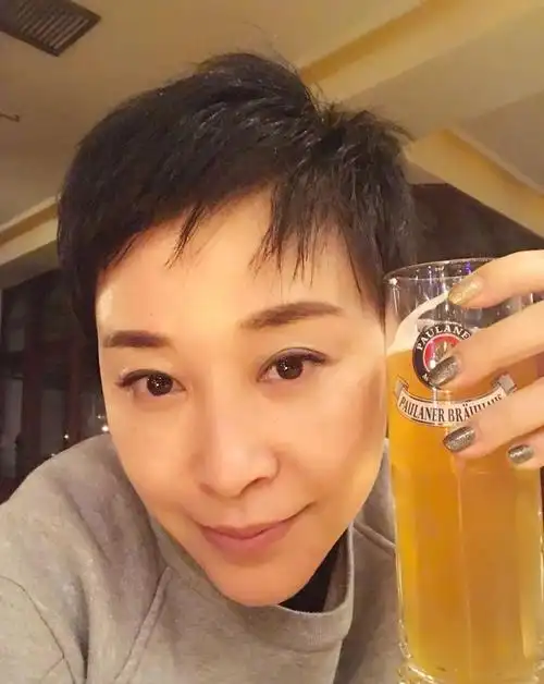 妹妹音乐梦,身价上亿甘为妹妹拎包当助理|那英|那辛|音乐梦_新浪新闻