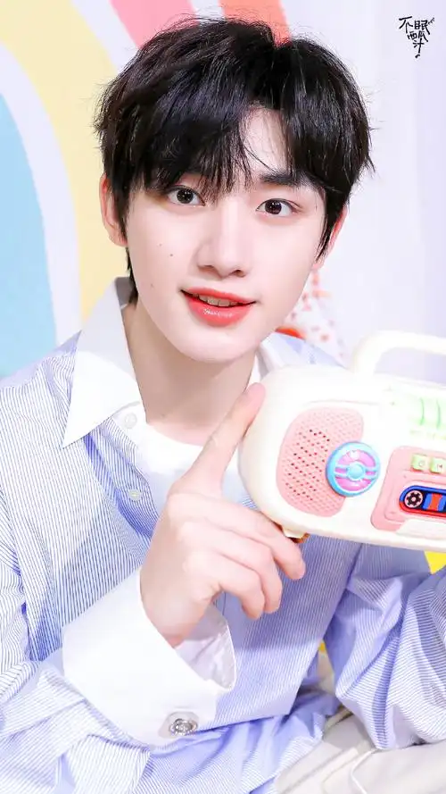 丁程鑫上车发现忘带行李