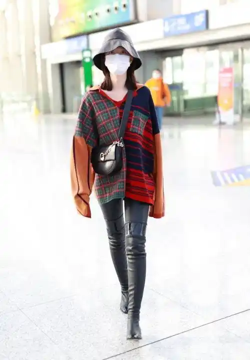 这个冬天,跟着女明星们穿长筒靴,显高时髦又有韵味_整体_皮质_黑色