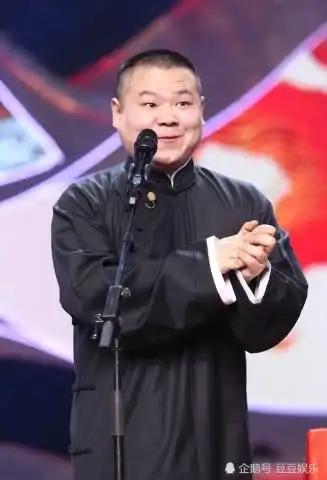 岳云鹏辅导女儿写作业愁容满面,表情太真实,女儿一旁