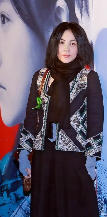 可别吹王菲气质高级了垫肩外套配围巾显得脖颈短小气质不佳