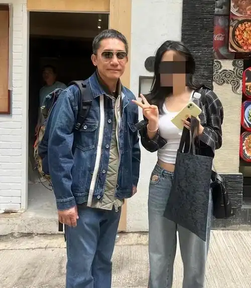 梁朝伟在德国和路人合影满头白发的他这一次笑得很开心