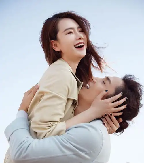 戚薇李承铉夫妻甜蜜时尚写真图片