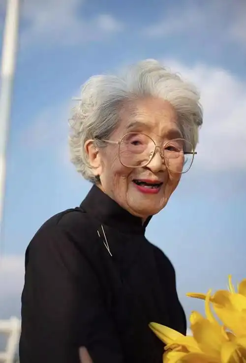 抖音百岁吃货奶奶获赞4800万:喝可乐吃烧烤,无辣不欢爱火锅