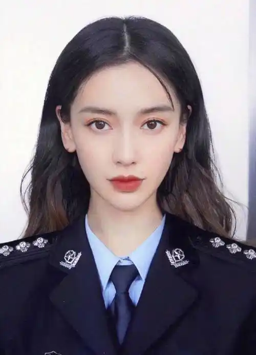 李易峰素来就有"国民校草"的称呼,上身白色衬衫更显干净阳光,一看就是