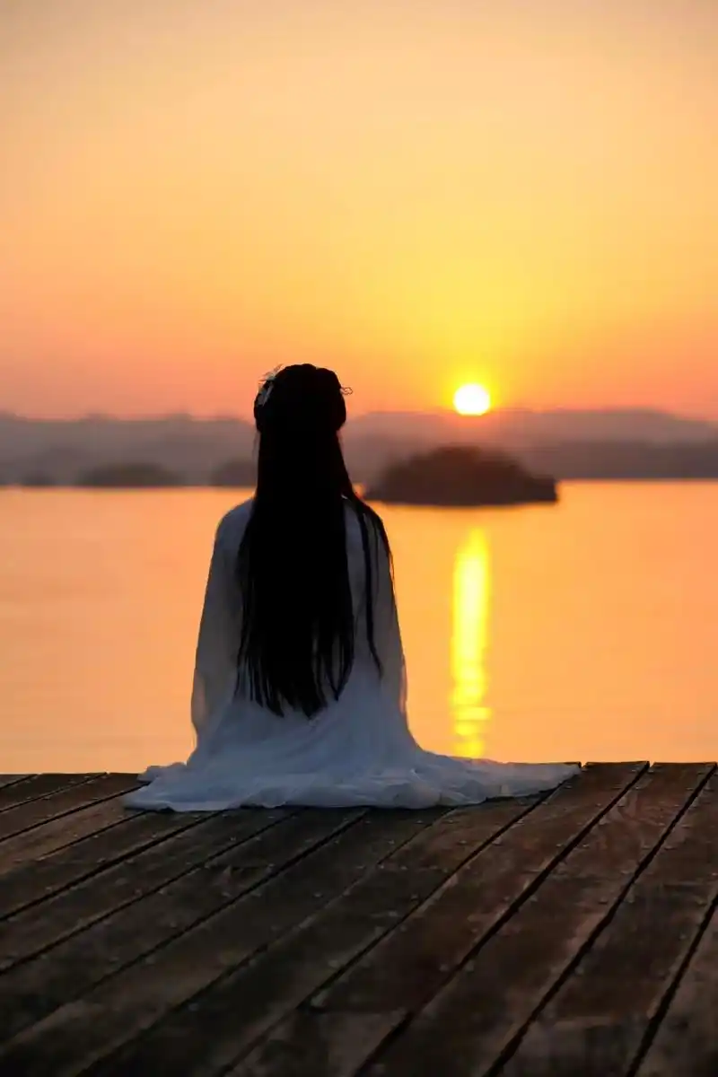 这种不需要化妆的照片,你喜欢吗?#古风摄影 #夕阳下的背影  - 抖音