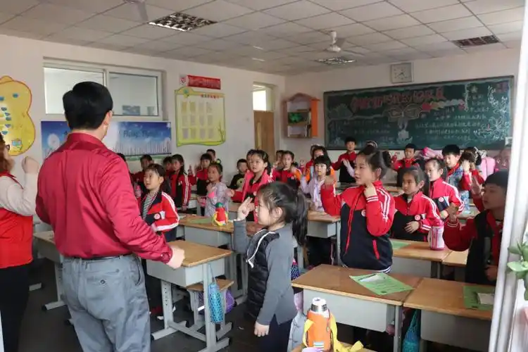 四十五分钟过去了,孩子们在恋恋不舍中下课了.