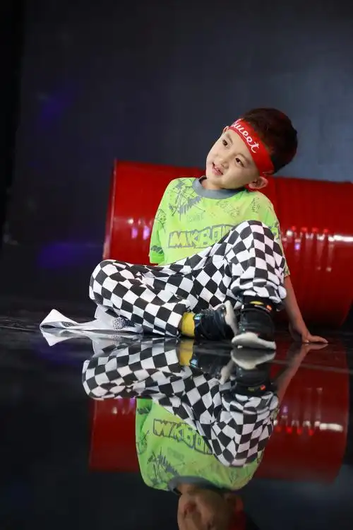 穿绿色衣服的儿童跳街舞抓拍