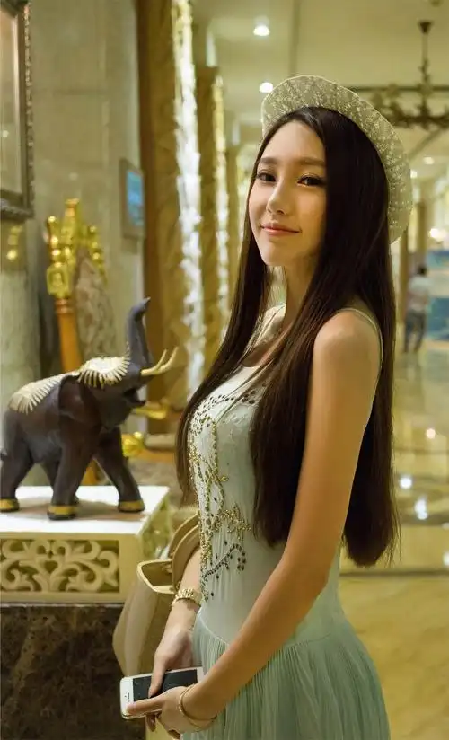 白色裙子优雅妩媚气质长发女神