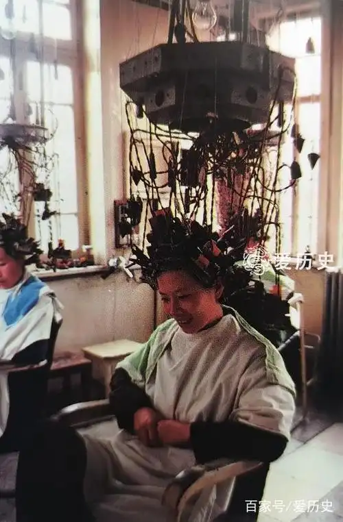 七十年代末老北京的市民生活 买菜烫头泡澡三大生活爱好