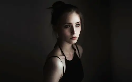 黑裙子女孩在房间里 壁纸