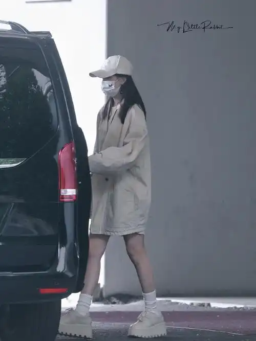 赵丽颖露腿装#    赵丽颖抵达上海路透96欢迎回家,颖宝要好好休息