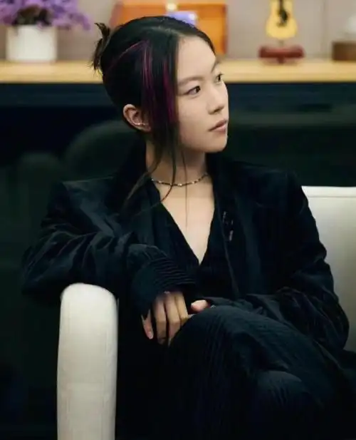 窦靖童不过换了个新发型,就从假小子变真女人,穿深v衫美过妈妈