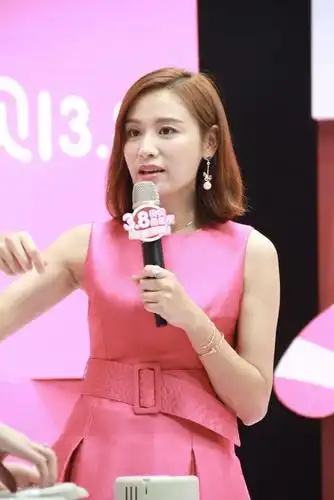 叶一茜衣品真好穿粉色连衣裙配齐肩发