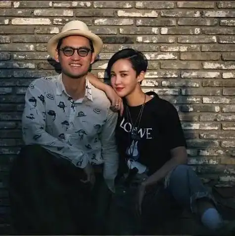 甚至袁弘还是张歆艺第一场婚礼上的伴郎,是张歆艺的第一任丈夫