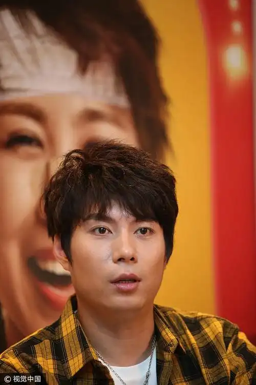 艾伦瞪眼卖萌笑成"表情包" 马丽上一秒淑女下一秒破功超有喜感