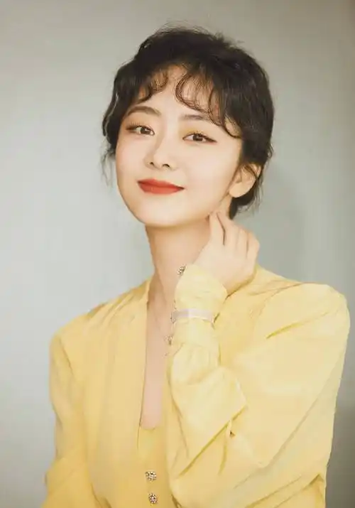 本以为谭松韵的娃娃脸适合甜美风,当她穿上黄色连衣裙,美得不一般