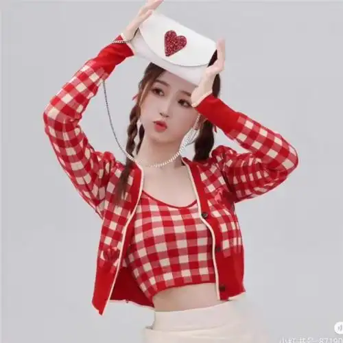 明星虞书欣同款2023秋红色格纹针织开衫女背心内搭爱心套短款上衣