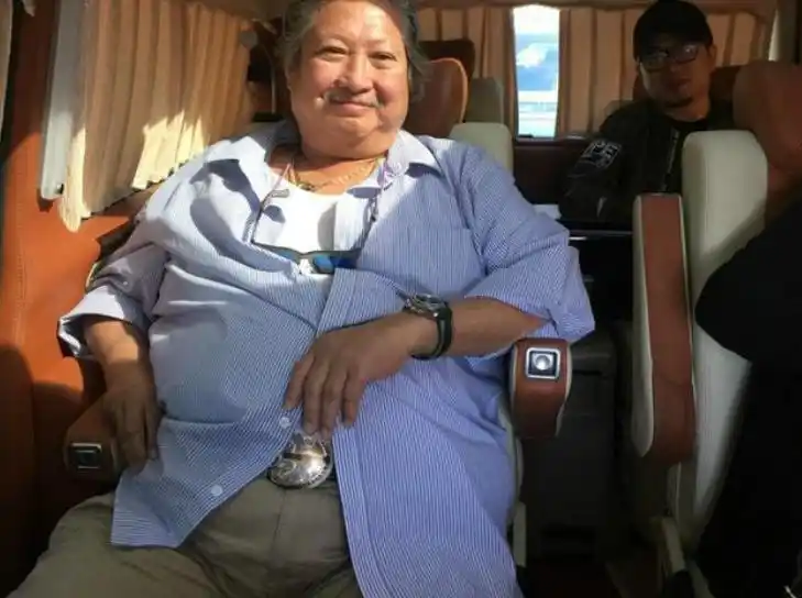 洪金宝71岁生日照,头发全白身形消瘦不少,全程坐轮椅行动不便