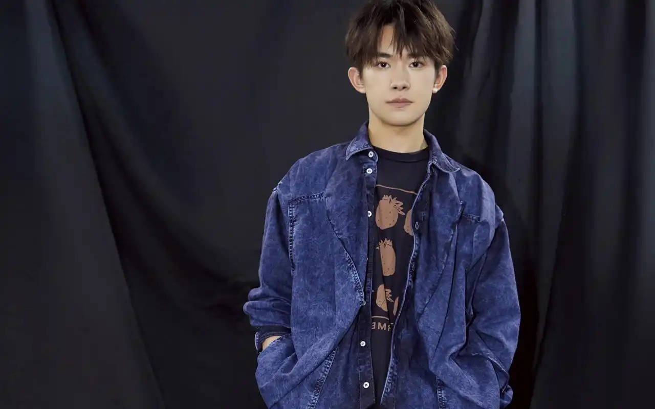 易烊千玺时尚休闲写真图片壁纸,大陆明星,高清,帅气,帅哥,tfboys,易烊