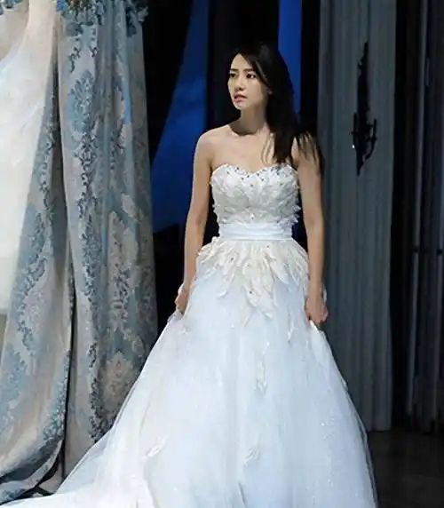 "国民女神"高圆圆:插足袁泉感情,王一博背后金主,屡被公公刁难_张亚东